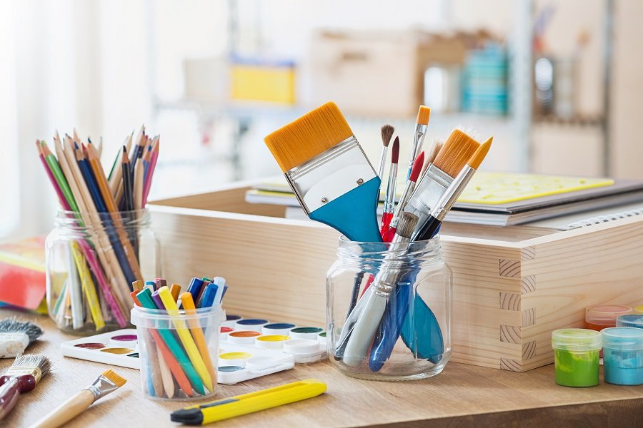أدوات الرسم والفنون